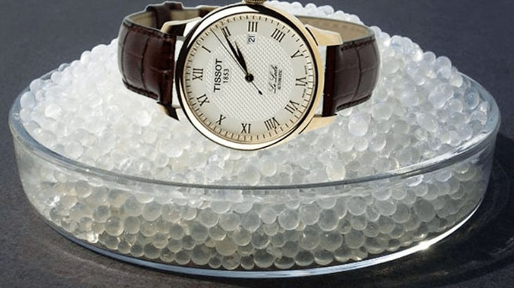 Sử dụng hạt hút ẩm cho đồng hồ bị hấp nước